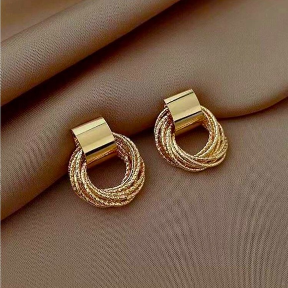 Jewelry - Luxe Golden Elegant Statement Earrings